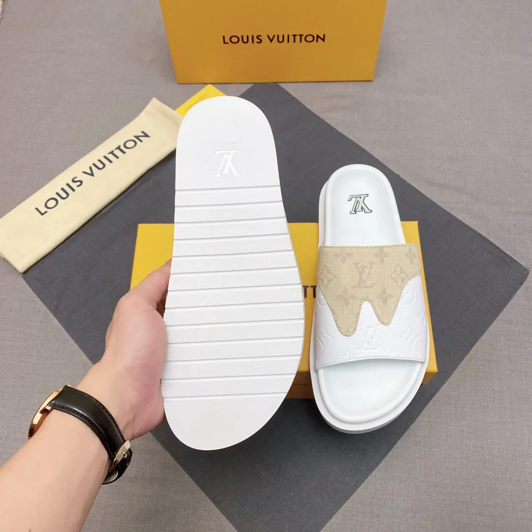 P300 🔍Top purchasing agent LV men's spring and summer slippers counter synchronization. The uppers are made of cowhide fabric imported from Italy, with logo graphics and high-quality craftsmanship. The soles are: original soles specially provided by the original factory. Exclusive molded soles are super comfortable. Original factory follow-up orders. 🔍🔍High quality. You can enter and leave the counter at will. Welcome to compare. Code number 38-45 No. 058